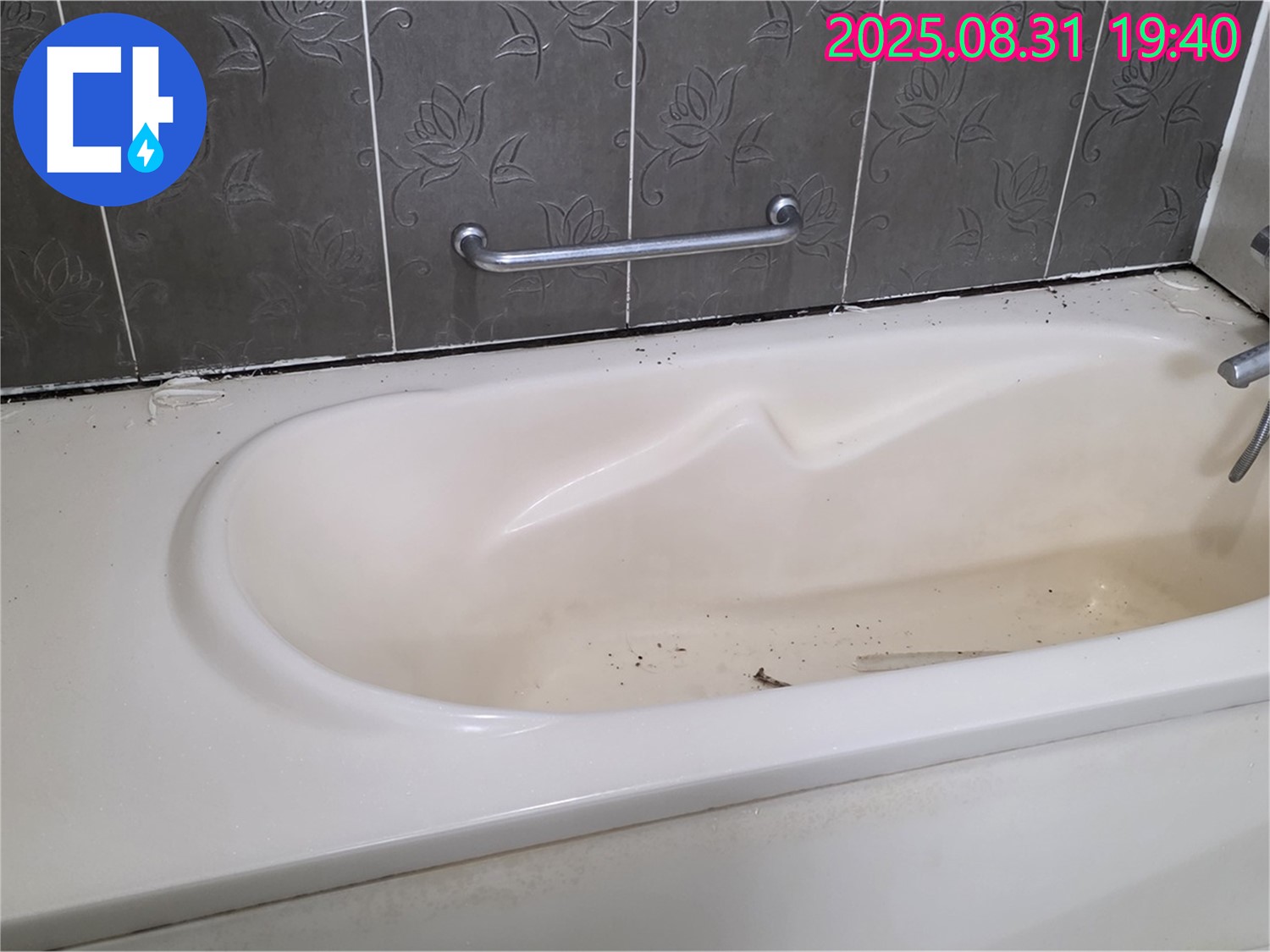 분당 산운로 욕조 누수, 낡은 실리콘을 제거하고 새 실리콘으로 교체하여 누수를 해결했습니다.