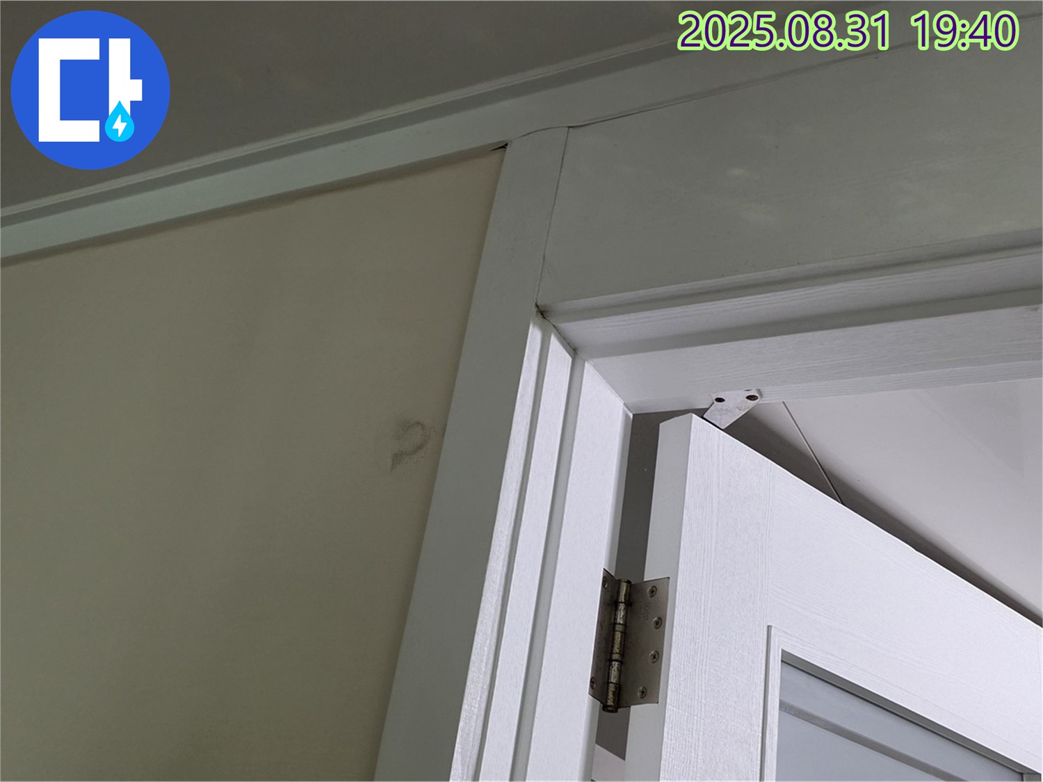 천장 석면 의심 - 천장 마감재 손상, 석면 의심!