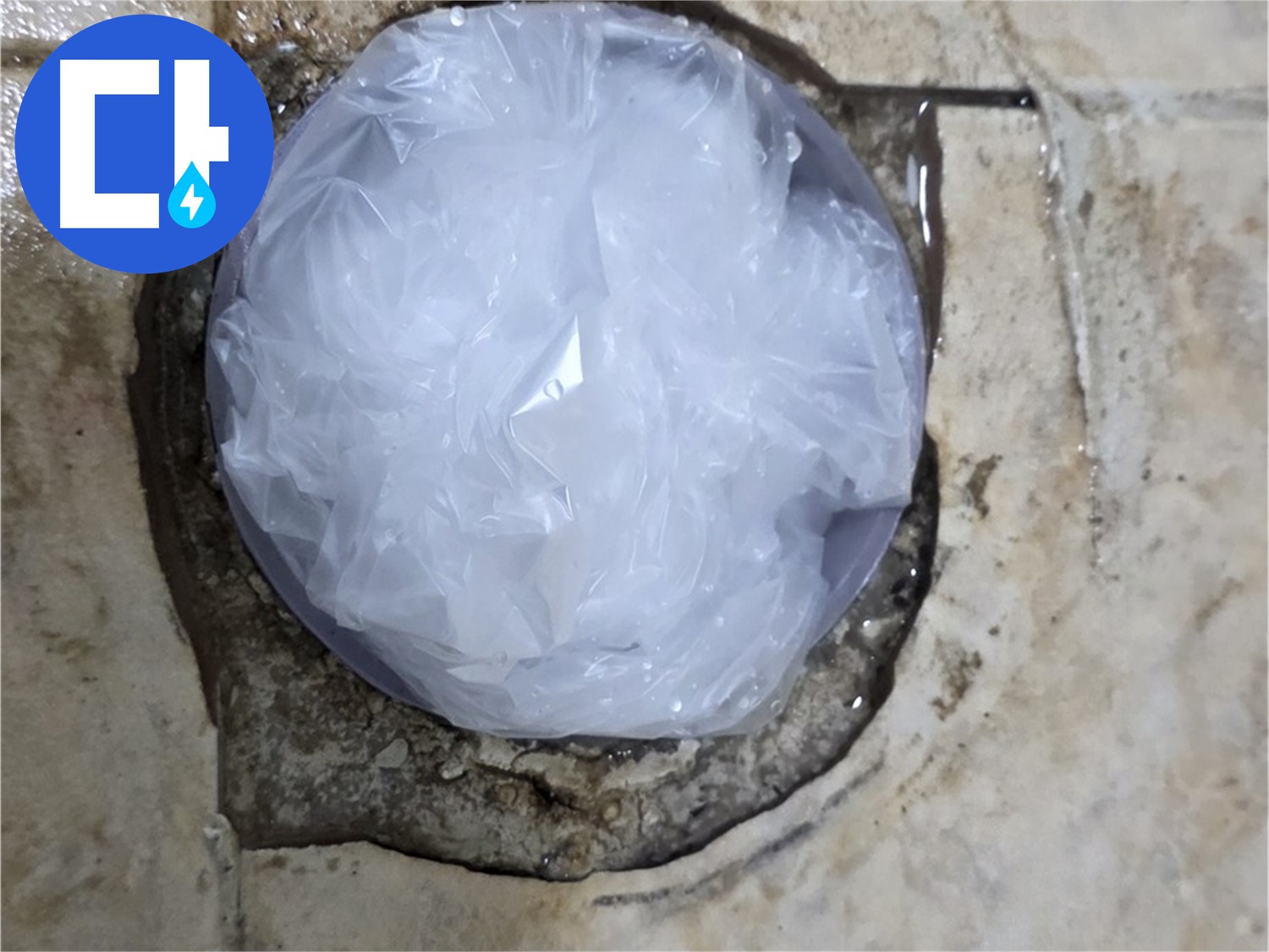 세면대 아래 누수 부위를 비닐로 막아 임시 조치 - 긴급 상황에서 피해를 줄이기 위한 응급 대응입니다.