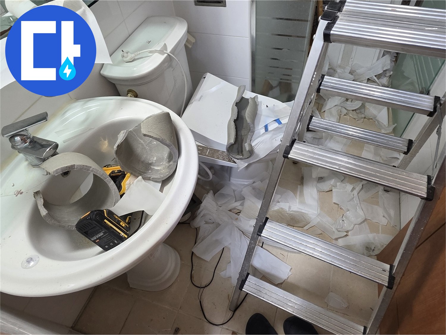 양주시 백석읍 화장식 내부의 탈거된 배관과 사다리 작업 모습