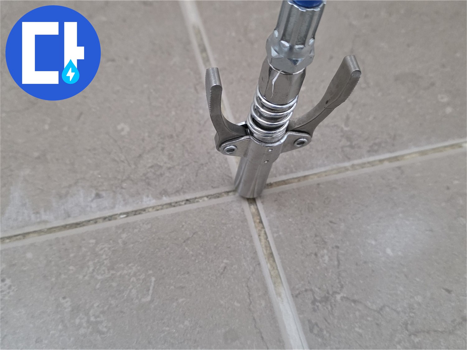 고압 주입 재발 방지 시공 - 고압 주입으로 누수 재발을 방지하는 시공 모습입니다.