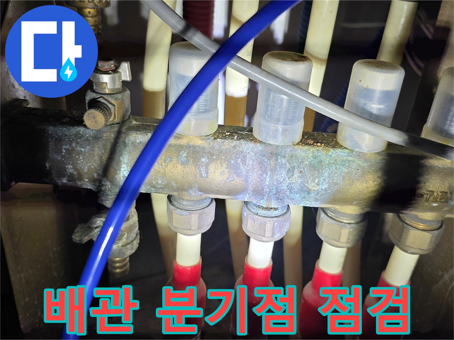 복잡하게-얽힌-배관-연결부와-공압-테스트-장비-연결