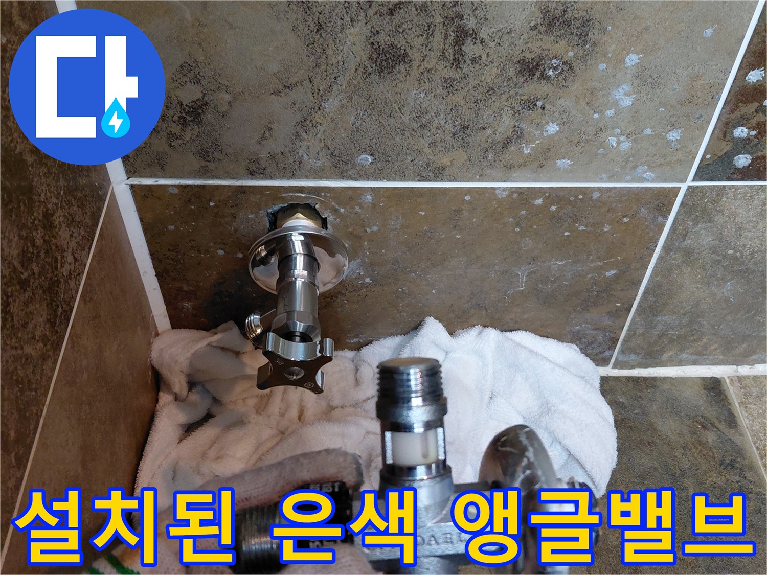 작업자가-새-부품을-들고-있는-사진
