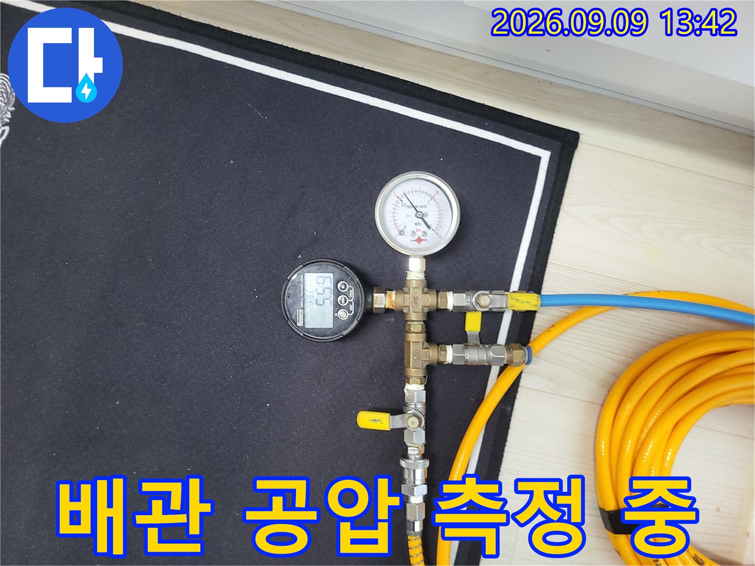 보일러-배관에-연결된-공기압-측정-장비들